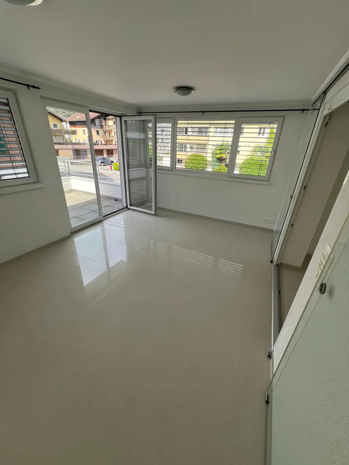 Appartement moderne 3.5 pièces avec jardin d'hiver & grand balcon à Stansstad!