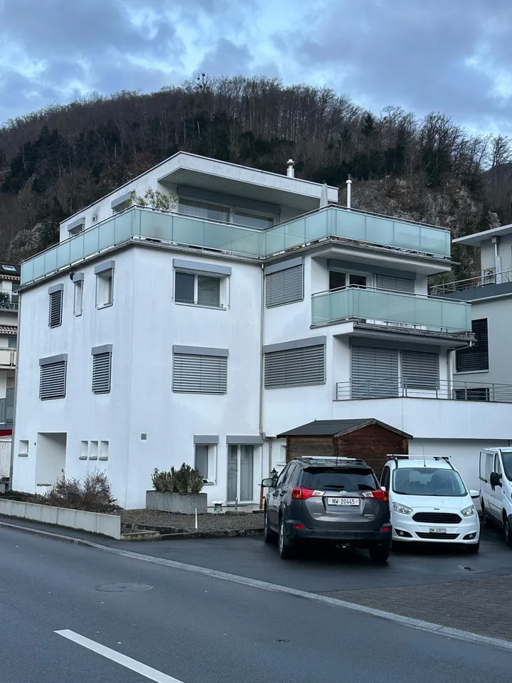 Appartement moderne 3.5 pièces avec jardin d'hiver & grand balcon à Stansstad!