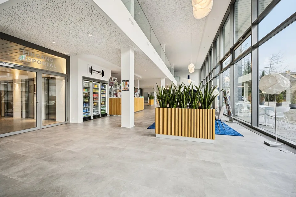 Headquarter with exclusive rooftop terrace and 90 parking spaces – photo 8 of 9