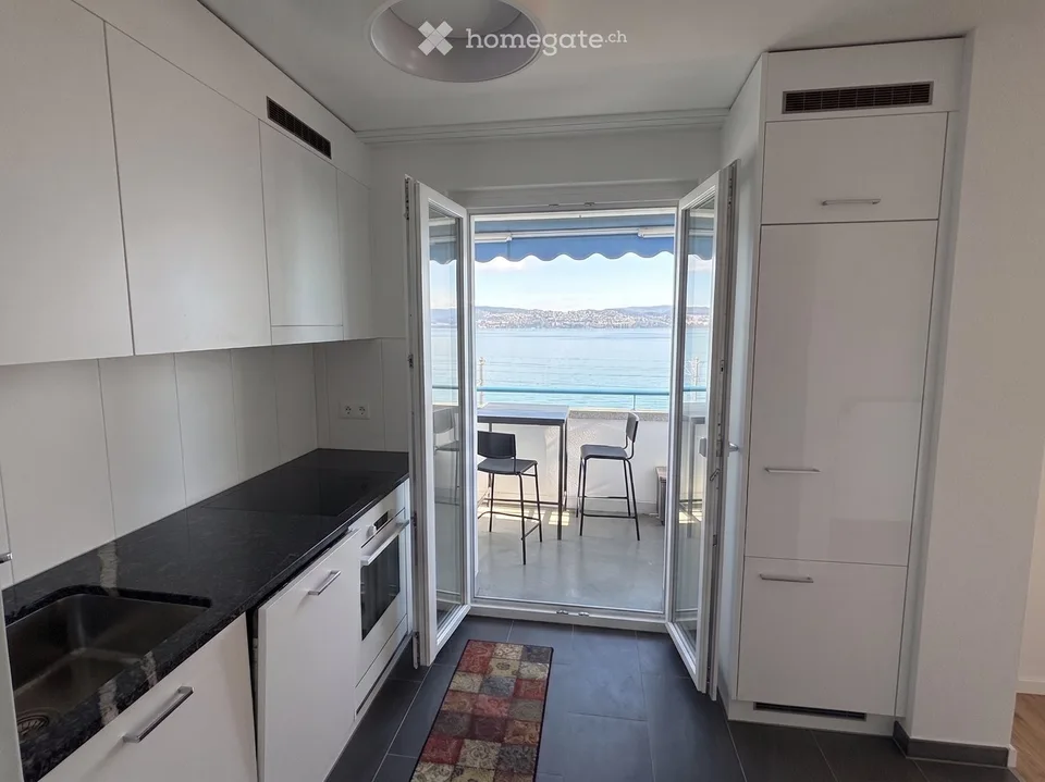 Charmantes 3-Zimmer-Apartment mit Seeblick in steuerlich günstigem Bäch SZ