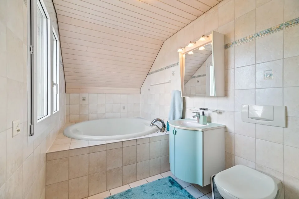 A deux pas d'Estavayer-le-Lac : villa avec piscine, sauna et 4 chambres sur 910 m² – photo 9 sur 13