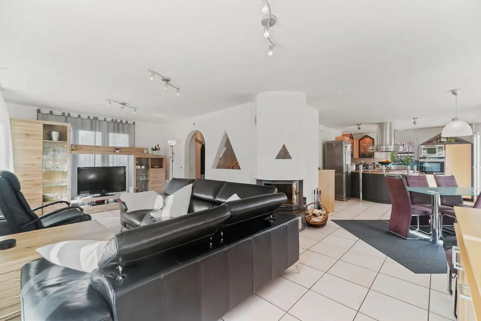 A deux pas d'Estavayer-le-Lac : villa avec piscine, sauna et 4 chambres sur 910 m² – photo 5 sur 13
