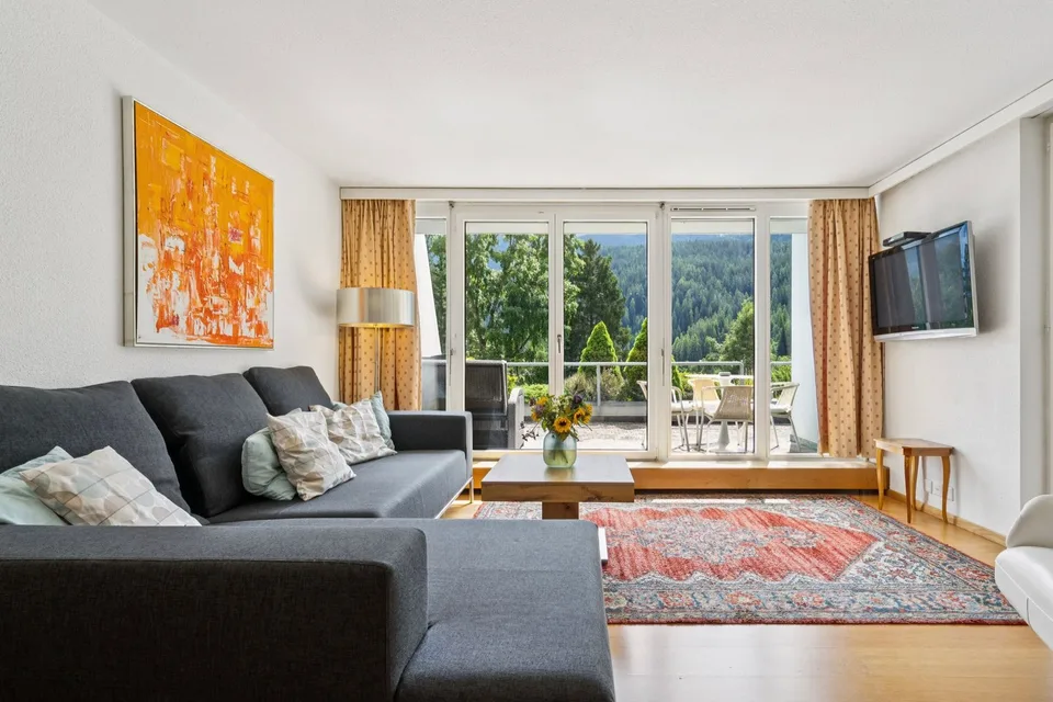 Investir ou vivre à Scuol : Résidence principale ou secondaire, appartement avec terrasse de 3,5 pièces – photo 1 sur 24