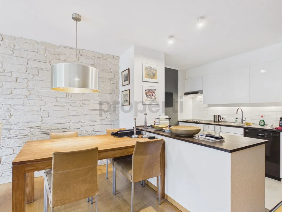Investir ou vivre à Scuol : Résidence principale ou secondaire, appartement avec terrasse de 3,5 pièces – photo 2 sur 24