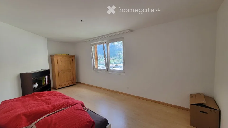 Appartamento luminoso 4.5 locali con balcone e bella vista a Termen