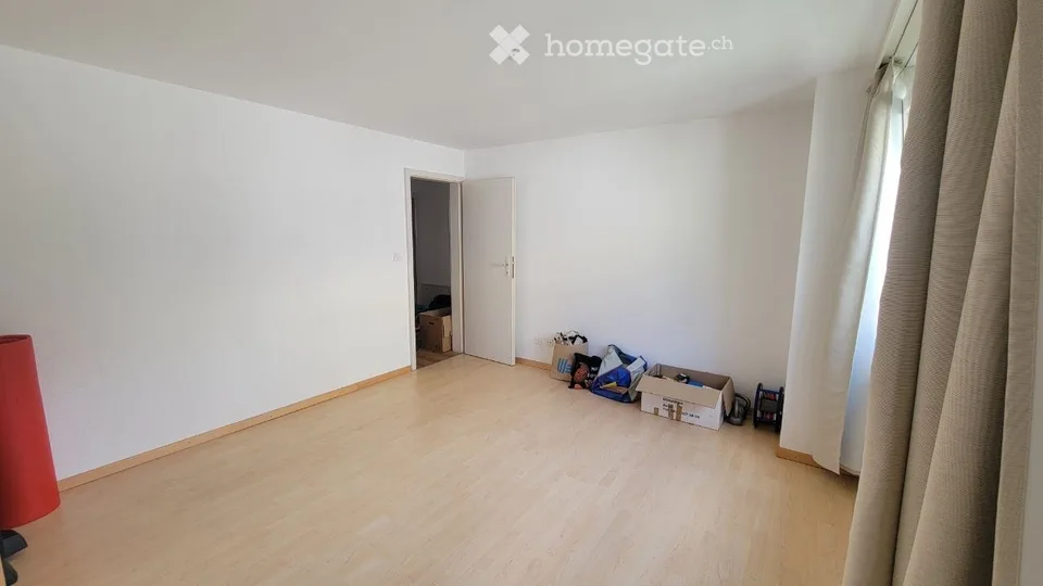 Appartamento luminoso 4.5 locali con balcone e bella vista a Termen