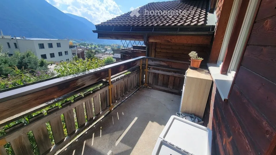 Appartamento luminoso 4.5 locali con balcone e bella vista a Termen