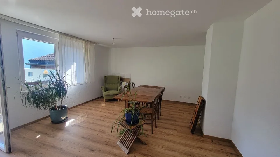 Appartamento luminoso 4.5 locali con balcone e bella vista a Termen
