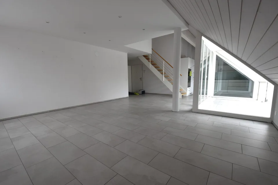 Ampio e luminoso appartamento maisonette con balcone in stato di proprietà
