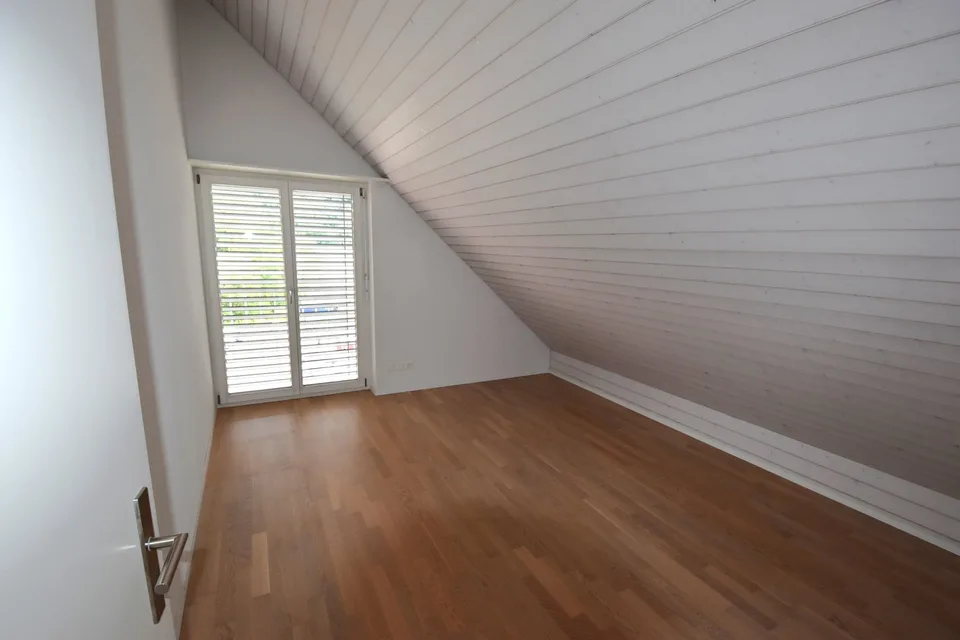 Ampio e luminoso appartamento maisonette con balcone in stato di proprietà