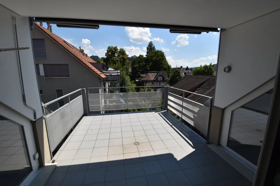 Ampio e luminoso appartamento maisonette con balcone in stato di proprietà