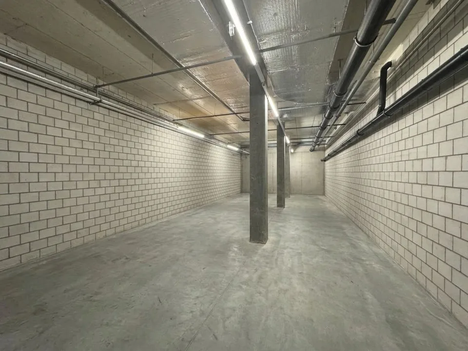 323m² - Storage space on the 1st basement floor with good accessibility – photo 3 of 10