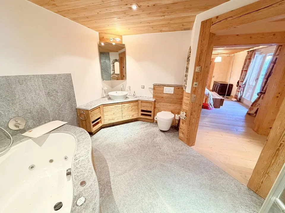 Superbe 4,5 Zimmer Wohnung, geräumig & hell - Hochwertig - Wellnessbereich - Gut gelegen (Ski-in/Ski-out)