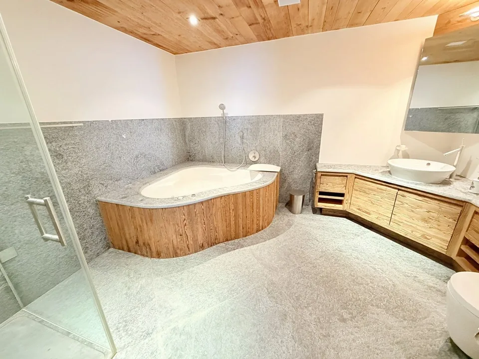 Superbe 4,5 Zimmer Wohnung, geräumig & hell - Hochwertig - Wellnessbereich - Gut gelegen (Ski-in/Ski-out)