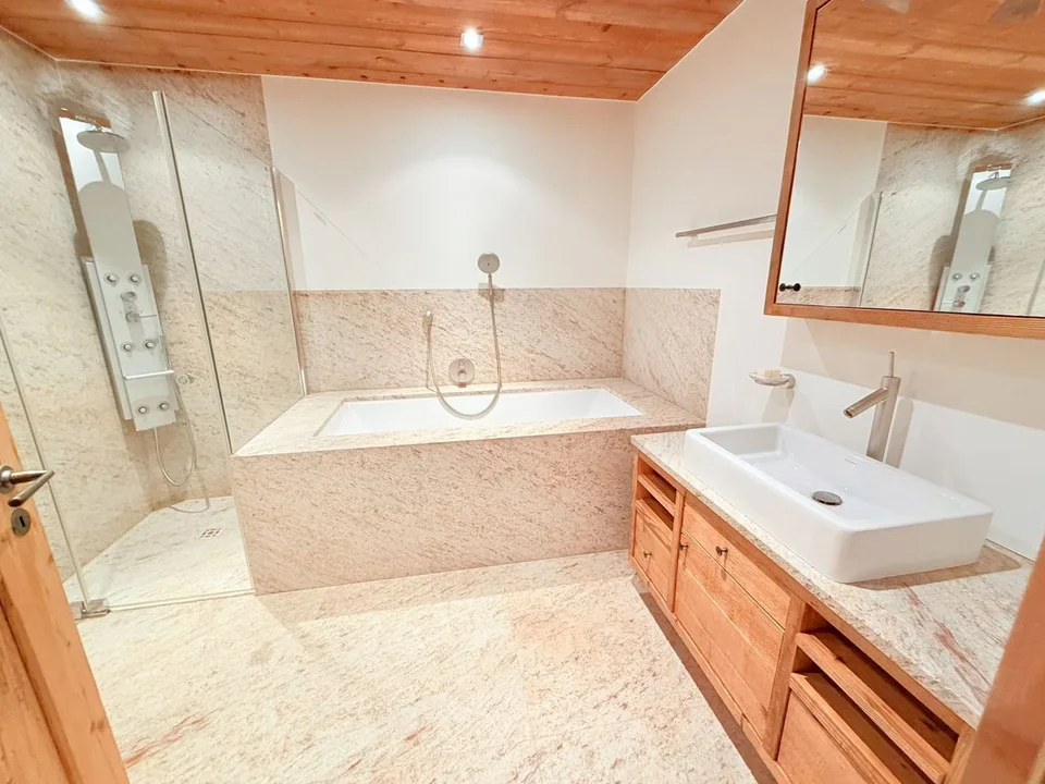 Superbe 4,5 Zimmer Wohnung, geräumig & hell - Hochwertig - Wellnessbereich - Gut gelegen (Ski-in/Ski-out)