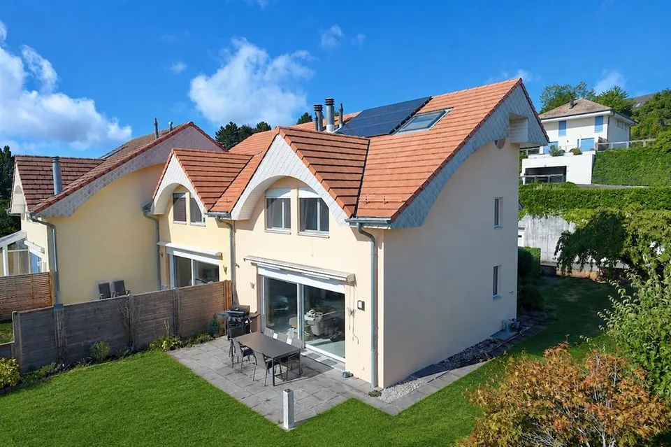 Prachtvolle renovierte Villa mit Panoramablick auf die Alpen – Foto 3 von 12