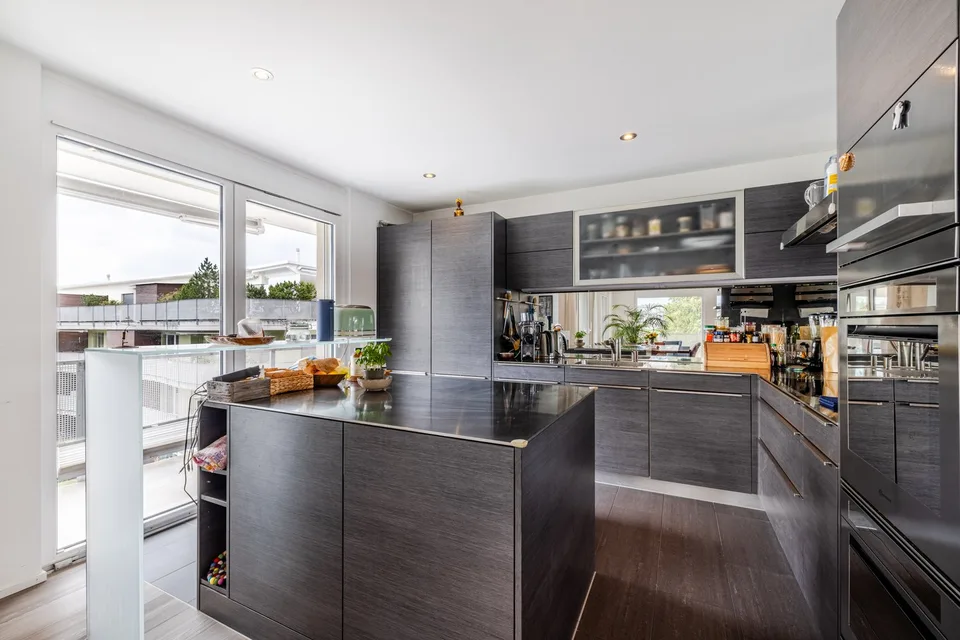 Generous living with a unique balcony concept – photo 4 of 20