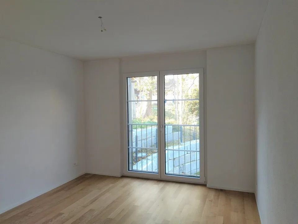 Moderne 3.5 Zimmer-Wohnung mit grossem Sitzplatz und Blick ins Grüne