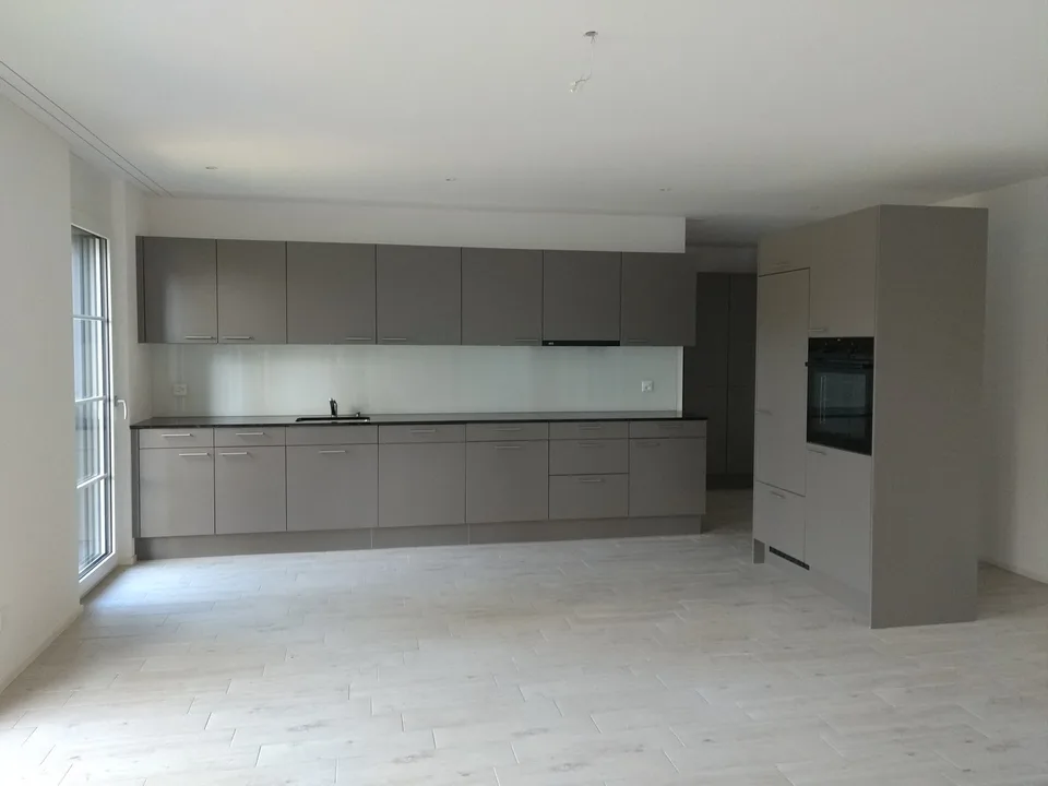Moderne 3.5 Zimmer-Wohnung mit grossem Sitzplatz und Blick ins Grüne