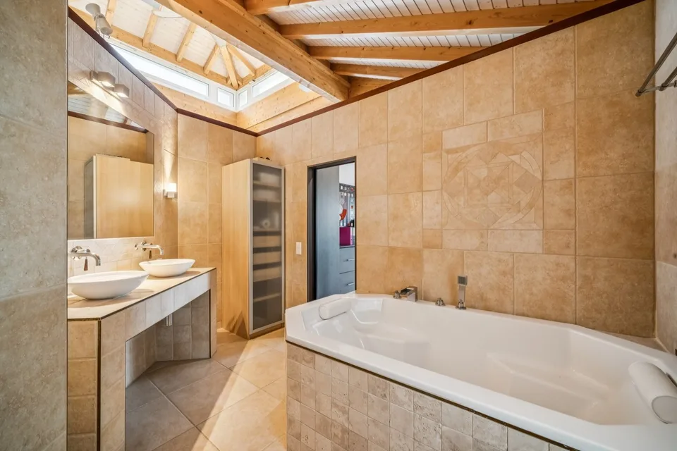 Villa im modernen Architekturstil, spektakuläre Räume, am Fuße des S – Foto 9 von 26