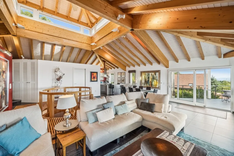 Villa im modernen Architekturstil, spektakuläre Räume, am Fuße des S – Foto 4 von 26