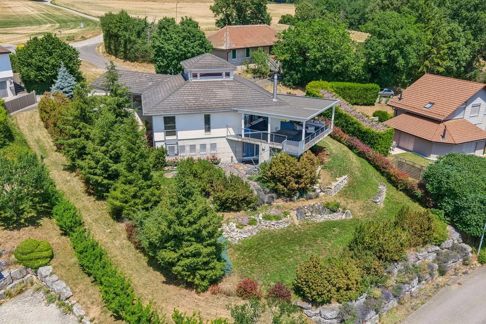 Villa im modernen Architekturstil, spektakuläre Räume, am Fuße des S – Foto 2 von 26