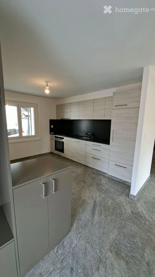Appartement rénové 1 étage 2 places de parc