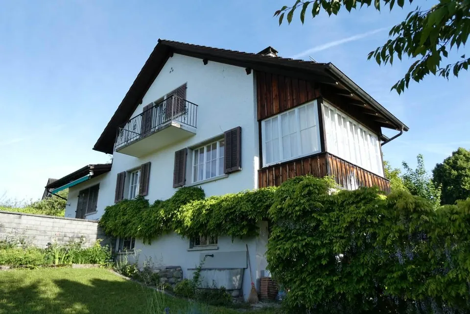 RÉSERVÉ - Propriété ensoleillée avec vue sur le lac et les montagnes – rénover ou reconstruire à Männedorf – photo 2 sur 4