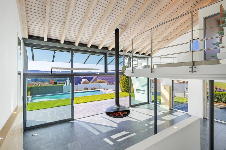 Maison d'architecte élégante avec piscine et vue panoramique à Gutenswil – photo 2 sur 6