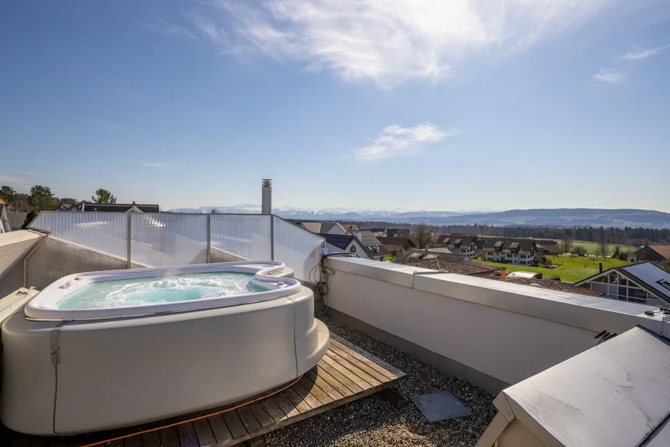 Maison d'architecte élégante avec piscine et vue panoramique à Gutenswil – photo 4 sur 6
