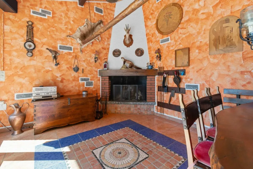 Prestigiovilla mit Pool und Grotte – Foto 18 von 26