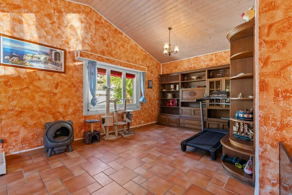 Prestigiovilla mit Pool und Grotte – Foto 10 von 26