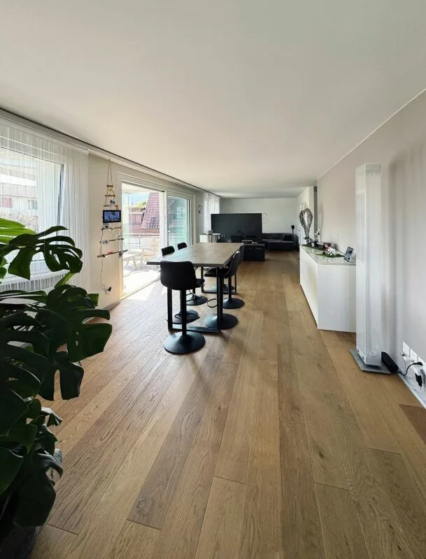 Hochwertig sanierte 4,5-Zimmer-Wohnung mit grosser Loggia, Garage und zusätzlichem Abstellplatz – Foto 3 von 14