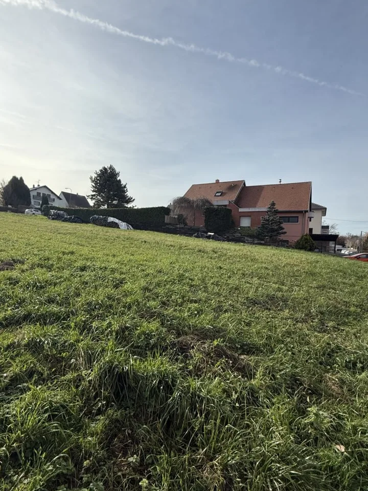 Réf: 11156 – Prix: 295.000 € – Terrain env. 11 ares, viabilisé, libre d’architecte! – Foto 3 von 3