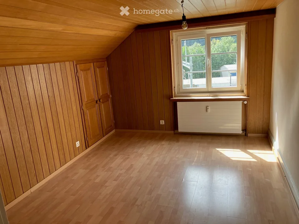 Charmant appartement de 4,5 pièces en mansarde à Trun, Grisons