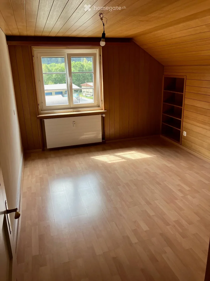 Charmant appartement de 4,5 pièces en mansarde à Trun, Grisons