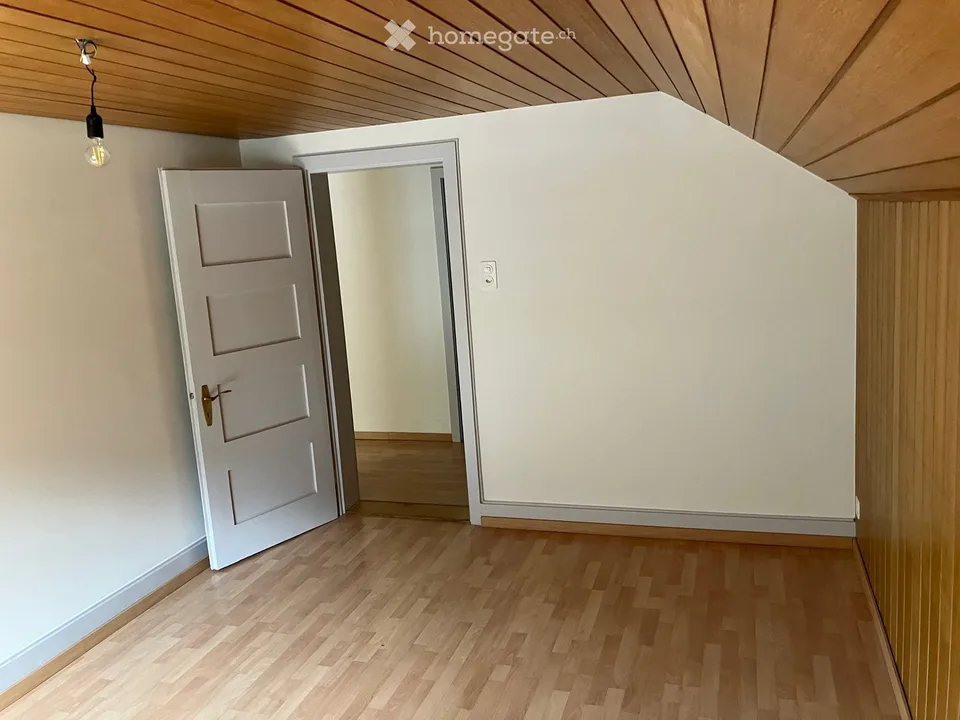 Charmant appartement de 4,5 pièces en mansarde à Trun, Grisons