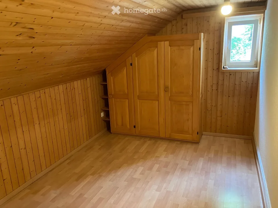 Charmant appartement de 4,5 pièces en mansarde à Trun, Grisons