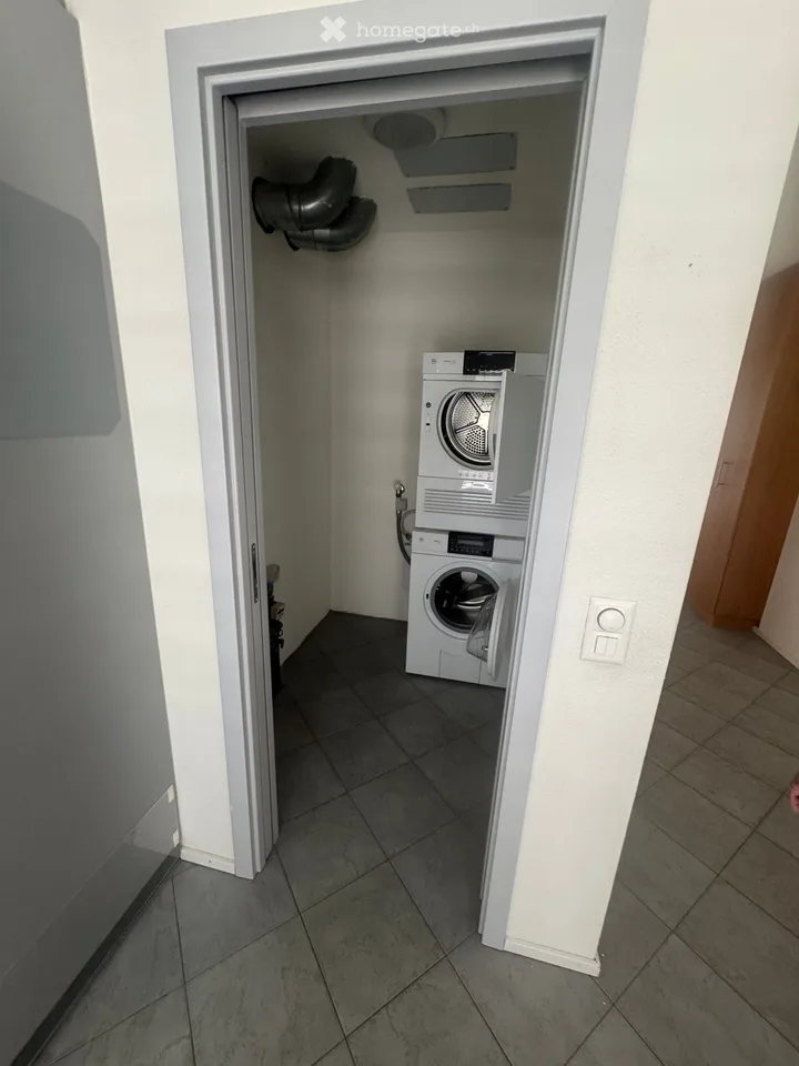 Appartamento attraente di 4,5 locali a Hüttikon con 2 posti auto sotterranei