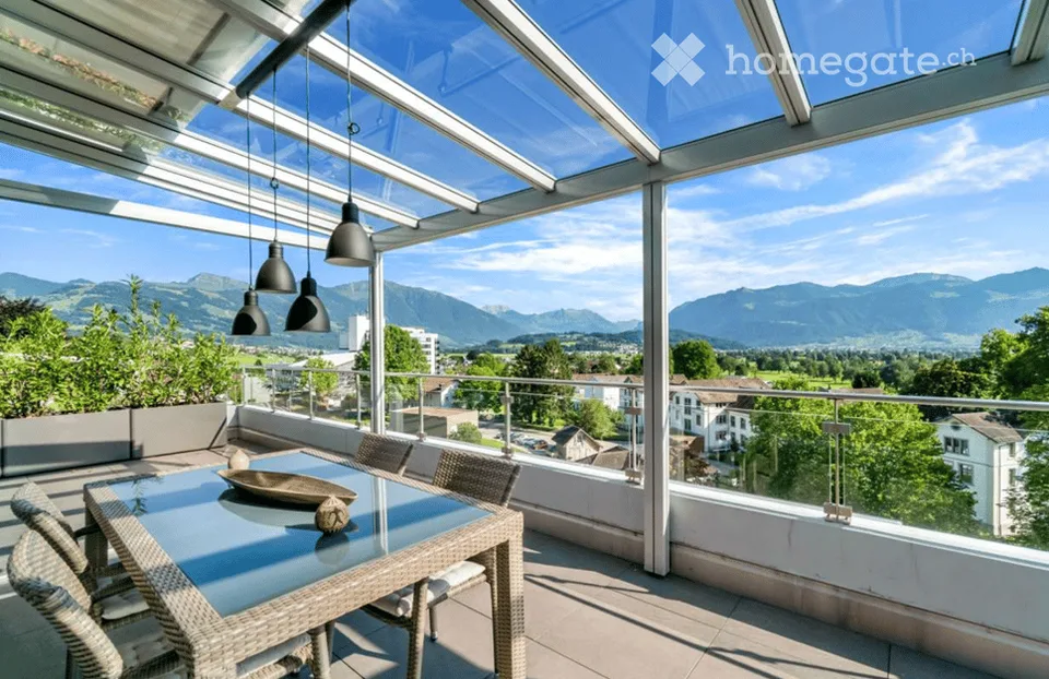 Appartement de terrasse exclusif de 5,5 pièces avec vue panoramique & Jacuzzi à Uznach