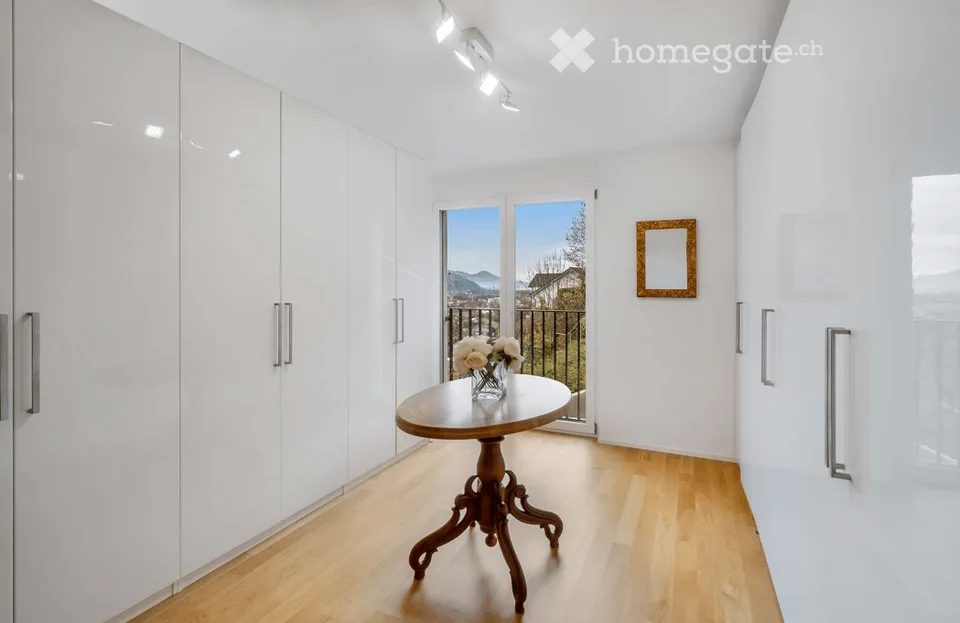 Appartement de terrasse exclusif de 5,5 pièces avec vue panoramique & Jacuzzi à Uznach