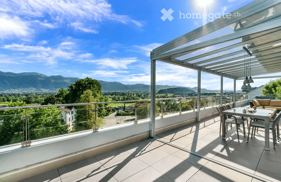 Appartement de terrasse exclusif de 5,5 pièces avec vue panoramique & Jacuzzi à Uznach