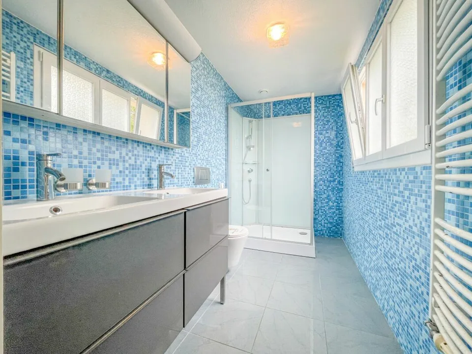 Zweifamilienhaus mit viel Platz, Potenzial und zentraler Lage – Foto 10 von 15