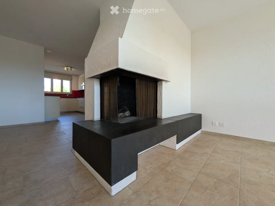 Appartamento luminoso 4.5 locali con balcone e bella vista a Widen