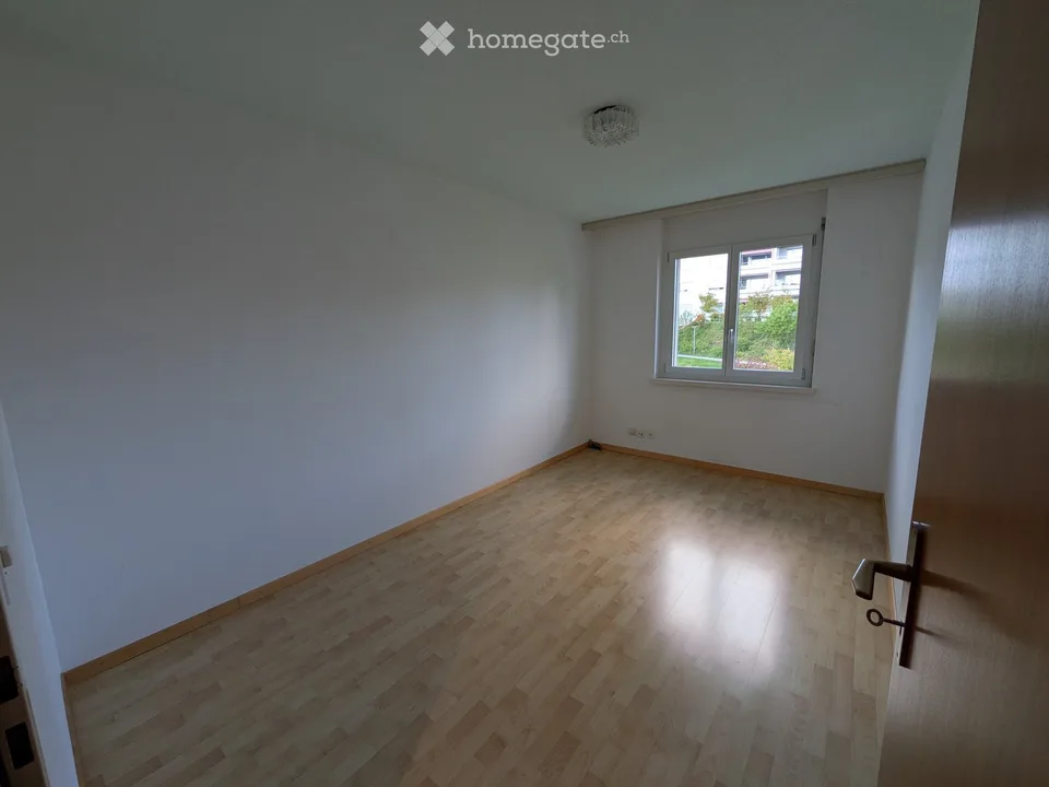 Appartamento luminoso 4.5 locali con balcone e bella vista a Widen