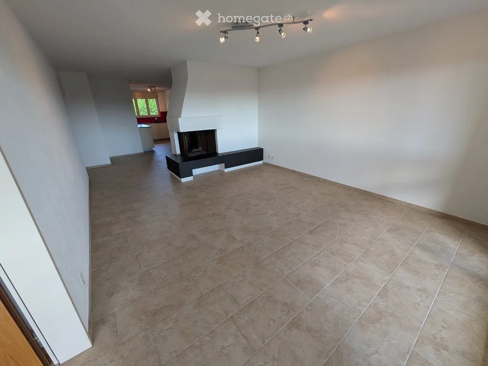 Appartamento luminoso 4.5 locali con balcone e bella vista a Widen