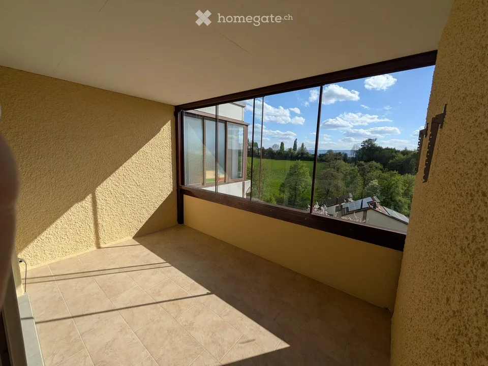 Appartamento luminoso 4.5 locali con balcone e bella vista a Widen