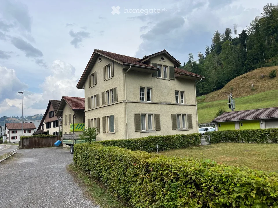 Delizioso appartamento di 3,5 locali in mansarda in un edificio antico con una vista incantevole sulla verde zona di Fischenthal