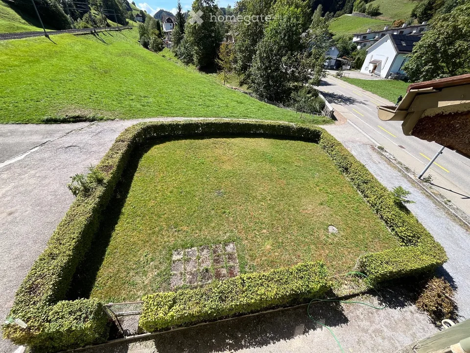Delizioso appartamento di 3,5 locali in mansarda in un edificio antico con una vista incantevole sulla verde zona di Fischenthal