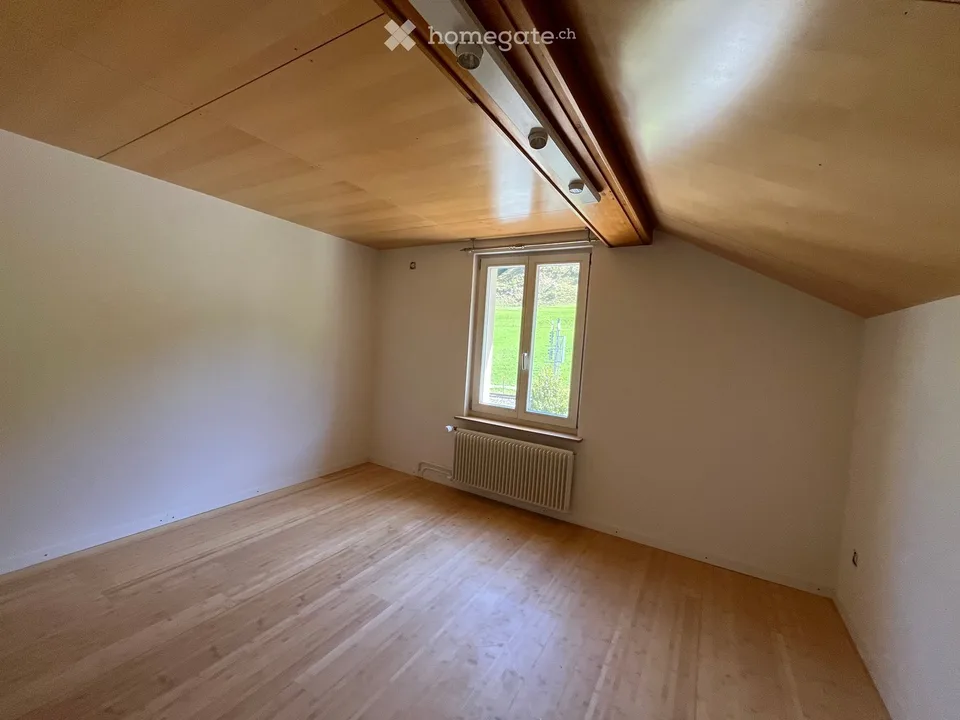 Delizioso appartamento di 3,5 locali in mansarda in un edificio antico con una vista incantevole sulla verde zona di Fischenthal